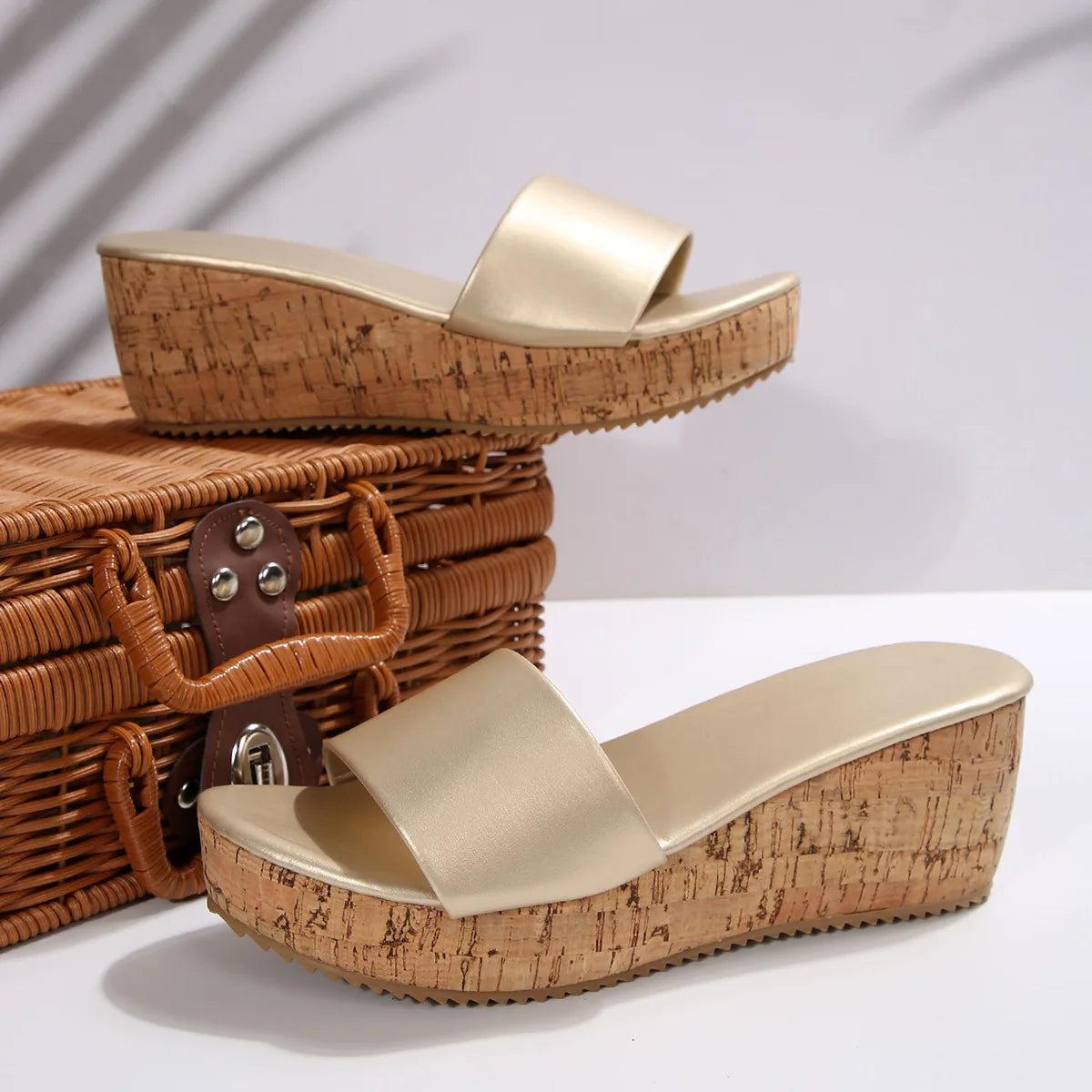 Damen-Keilsandalen für den Sommer - Plateau, offene Spitze, modische High Heels